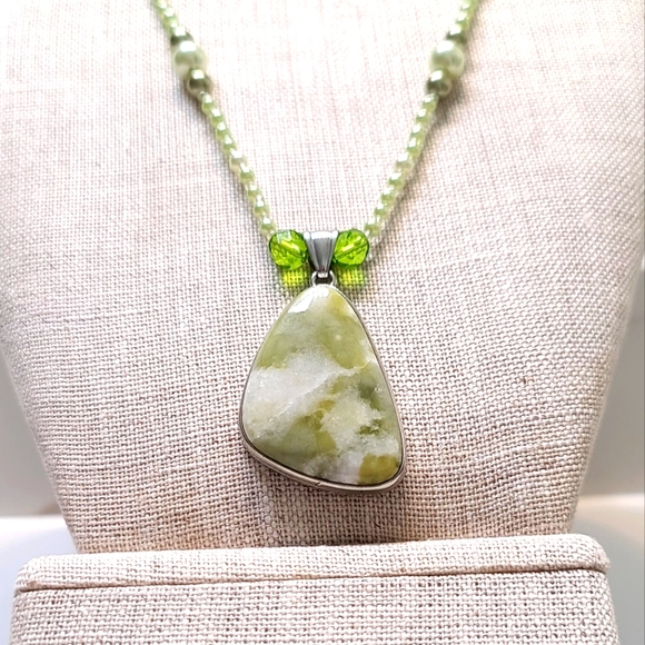 Layered green agate & pearl bead necklace - Picture 3 of 5